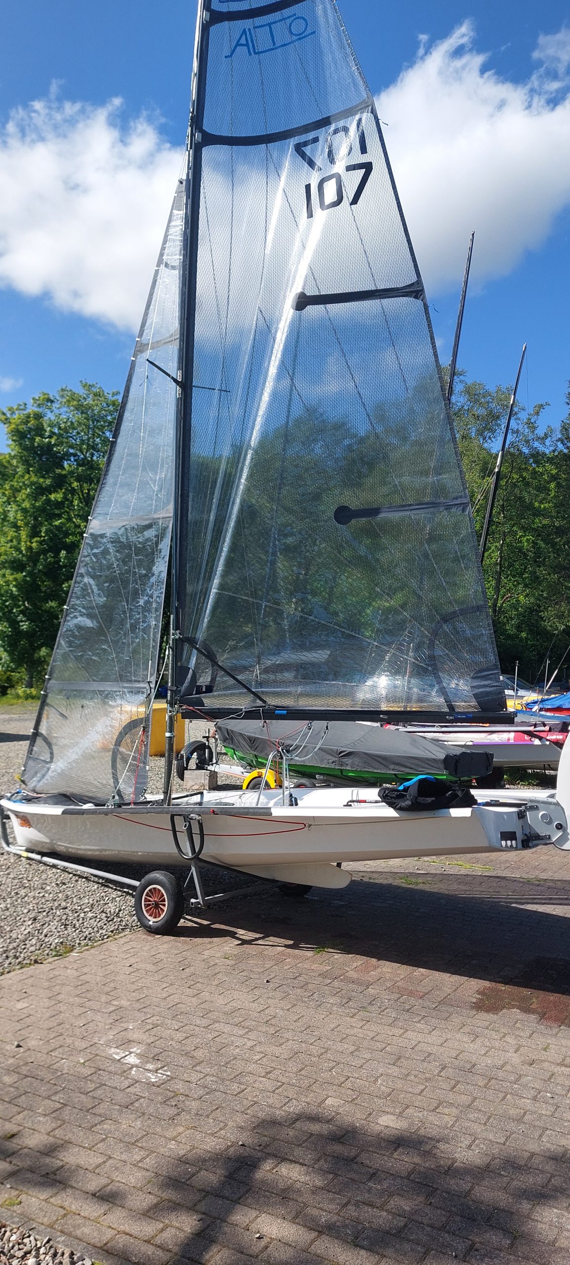 Alto 2-man Dinghy with Spinnaker and single Trapeze. Inc launch & road trailer
